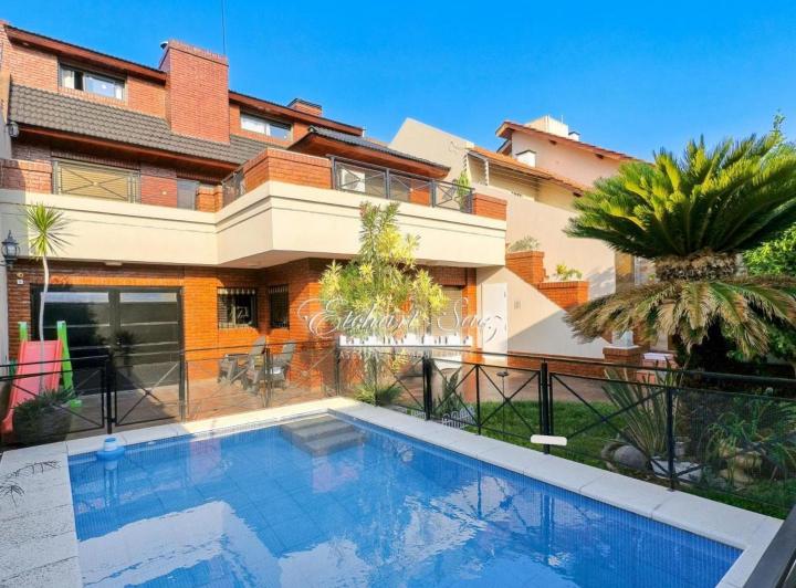 Casa · 300m² · 5 Ambientes · 1 Cochera
