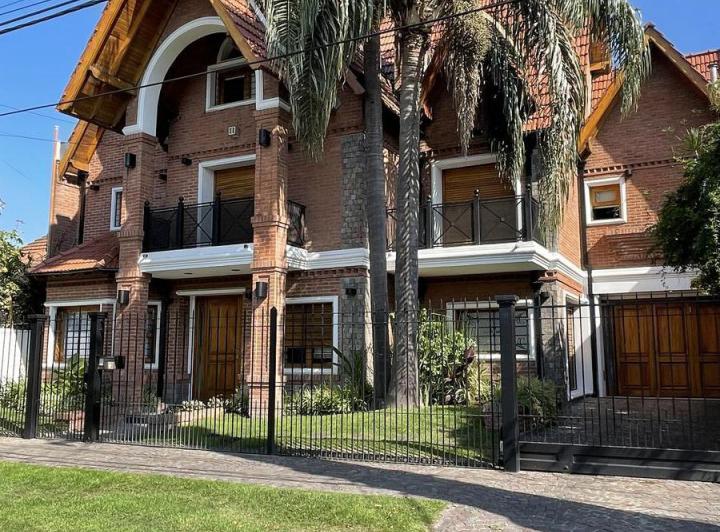Casa · 420m² · 6 Ambientes · 2 Cocheras