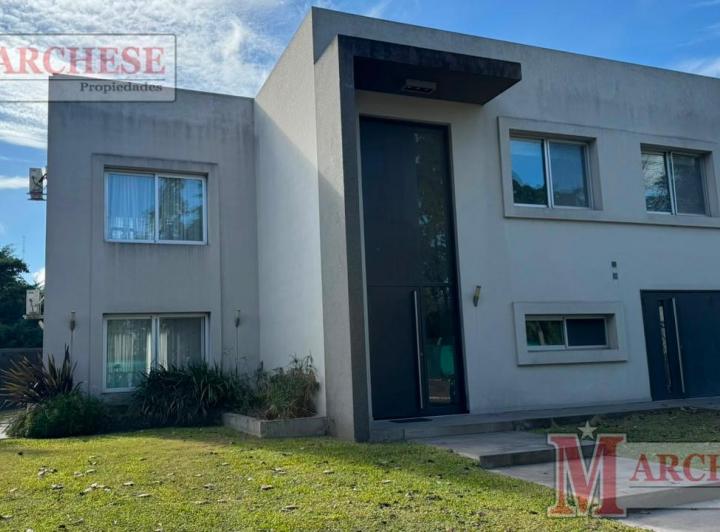 Casa · 230m² · 4 Ambientes · 1 Cochera