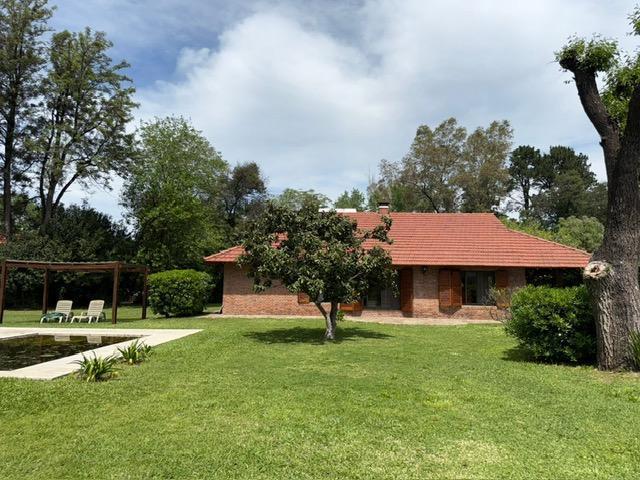 Casa · 240m² · 4 Ambientes · 1 Cochera