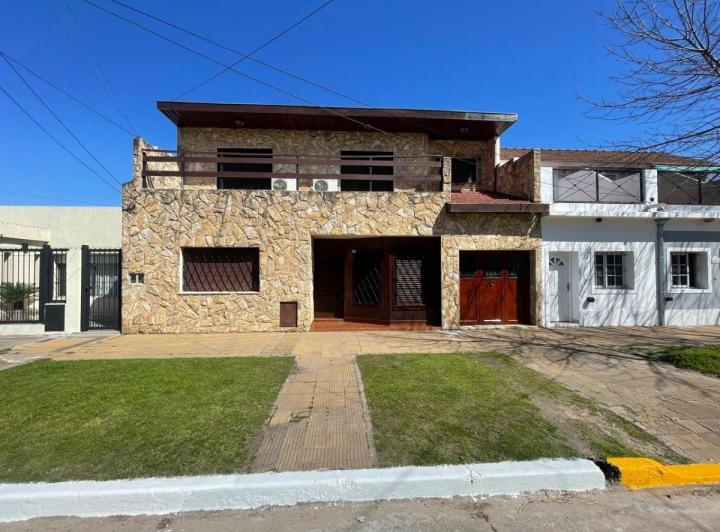 Casa · 250m² · 7 Ambientes · 1 Cochera