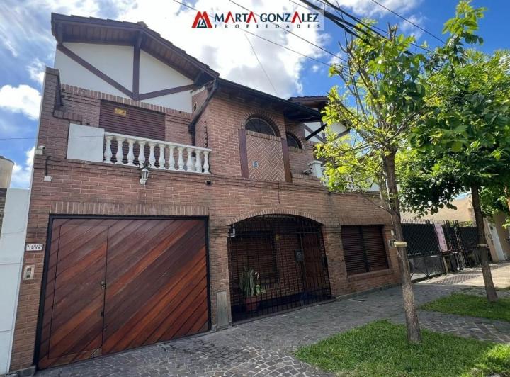 Casa · 300m² · 5 Ambientes · 3 Cocheras