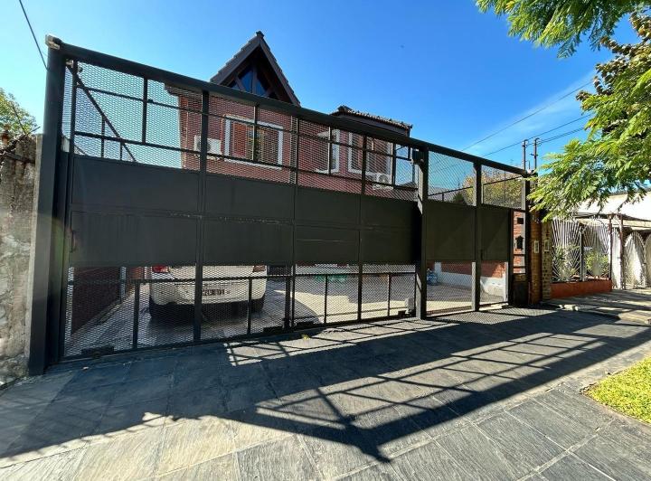 Casa · 200m² · 5 Ambientes · 1 Cochera