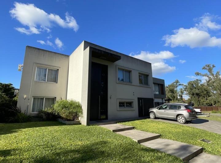 Casa · 179m² · 4 Ambientes · 1 Cochera
