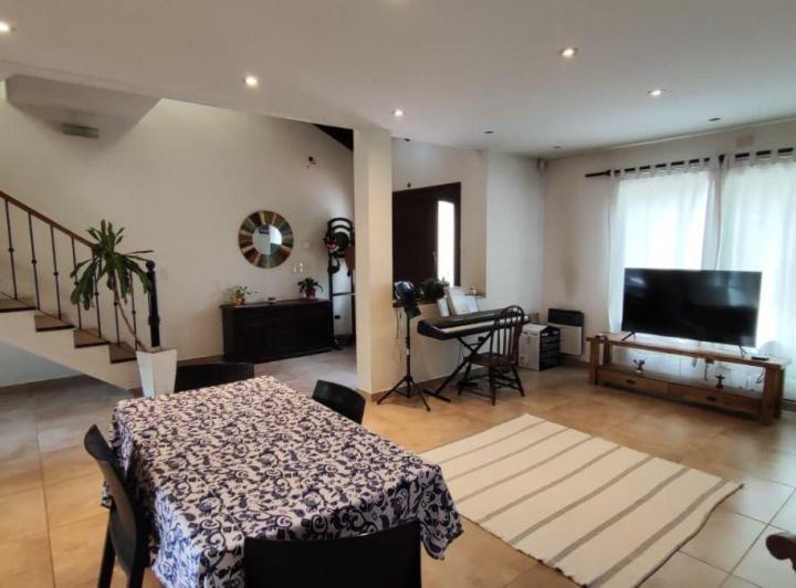 Casa · 43m² · 5 Ambientes · 2 Cocheras