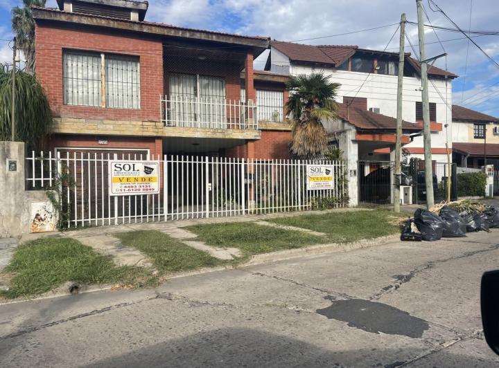 Casa · 200m² · 6 Ambientes