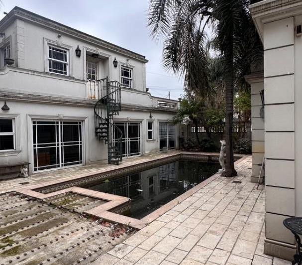 Casa · 350m² · 6 Ambientes · 4 Cocheras