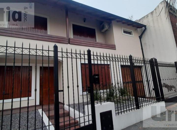 Casa · 220m² · 6 Ambientes · 1 Cochera