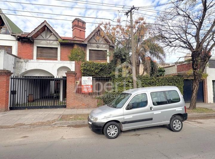 Casa · 284m² · 6 Ambientes · 1 Cochera