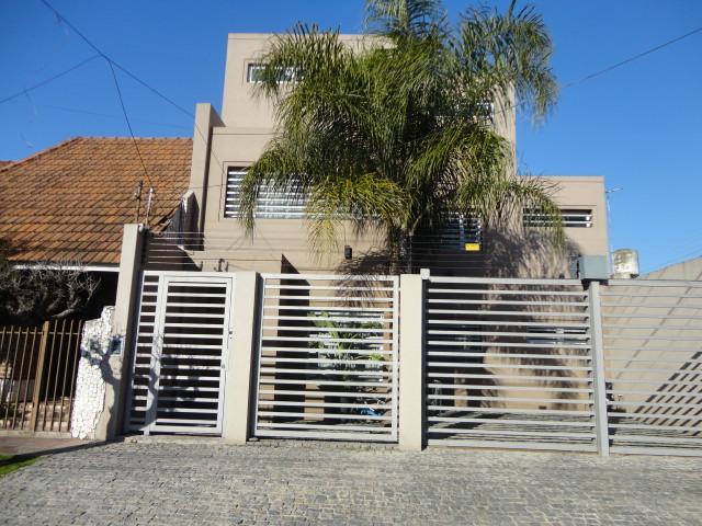 Casa · 260m² · 6 Ambientes · 2 Cocheras