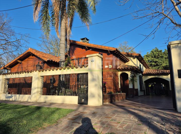 Casa · 261m² · 5 Ambientes · 1 Cochera