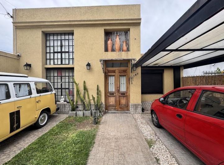 Casa · 423m² · 4 Dormitorios · 2 Cocheras
