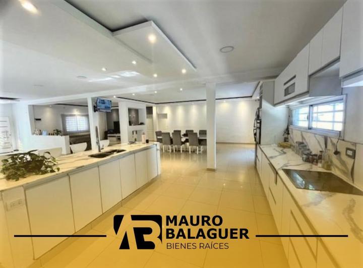 Casa · 140m² · 6 Ambientes · 4 Cocheras