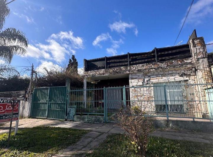 Casa · 180m² · 2 Ambientes · 4 Cocheras