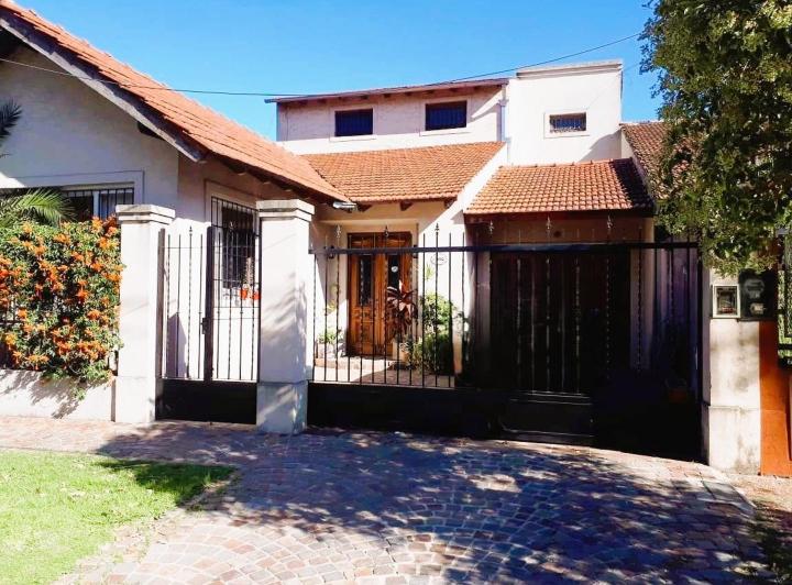 Casa · 210m² · 4 Ambientes · 2 Cocheras