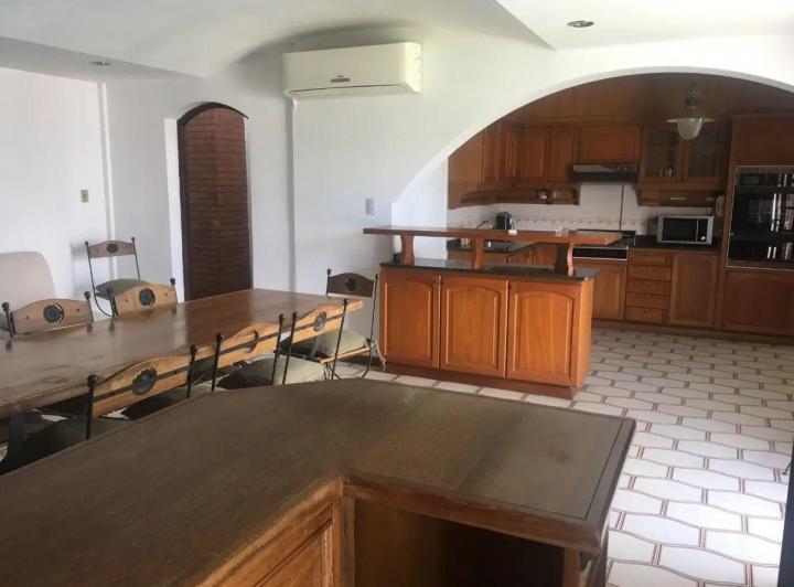Casa · 300m² · 7 Ambientes · 3 Cocheras