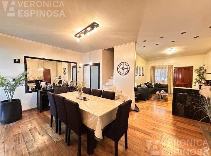 Casa · 250m² · 5 Ambientes · 2 Cocheras
