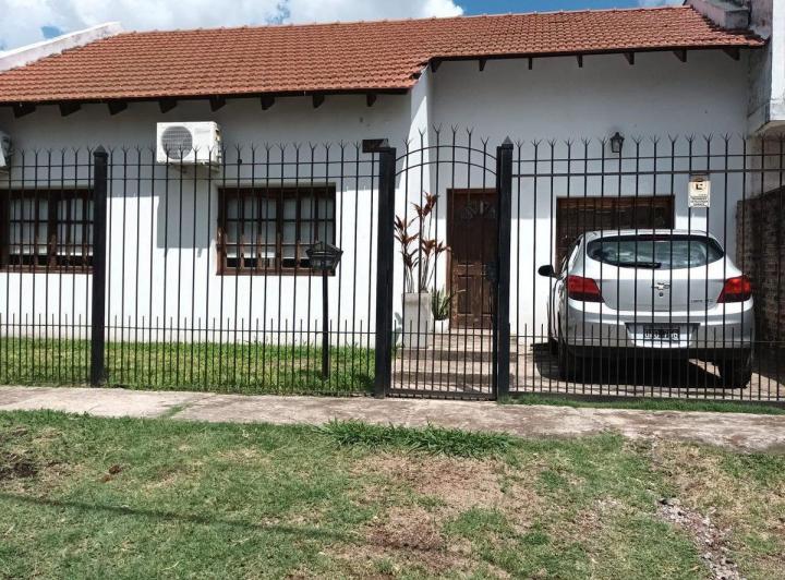 Casa · 100000m² · 4 Ambientes · 1 Cochera