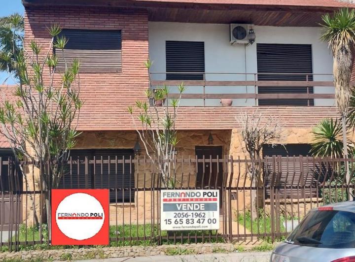 Casa · 200m² · 5 Ambientes · 3 Cocheras