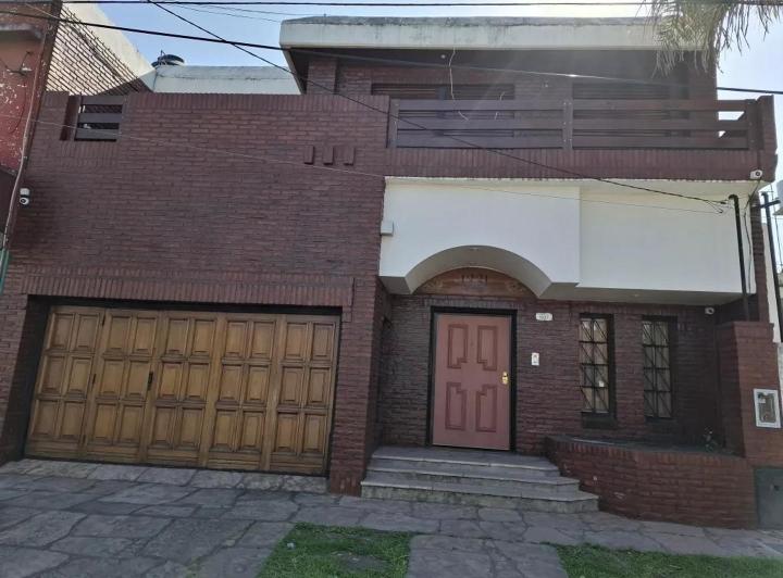 Casa · 180m² · 5 Ambientes · 2 Cocheras