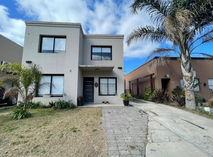 Casa · 150m² · 4 Ambientes · 2 Cocheras