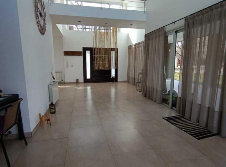 Casa · 250m² · 4 Ambientes · 3 Cocheras