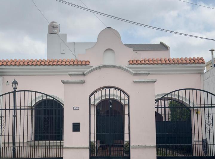 Casa · 180m² · 5 Ambientes · 3 Cocheras