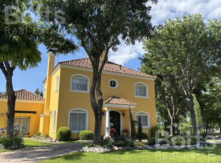 Casa · 224m² · 6 Ambientes · 2 Cocheras