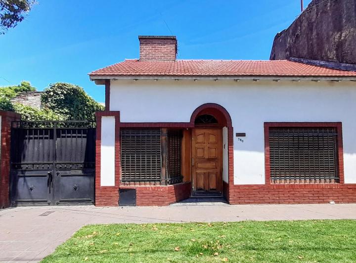 Casa · 85m² · 3 Ambientes · 2 Cocheras