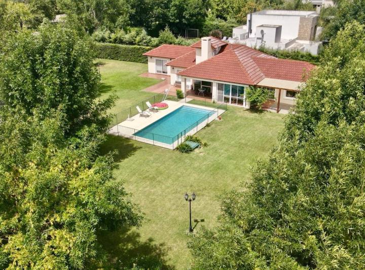 Casa · 185m² · 5 Ambientes · 2 Cocheras