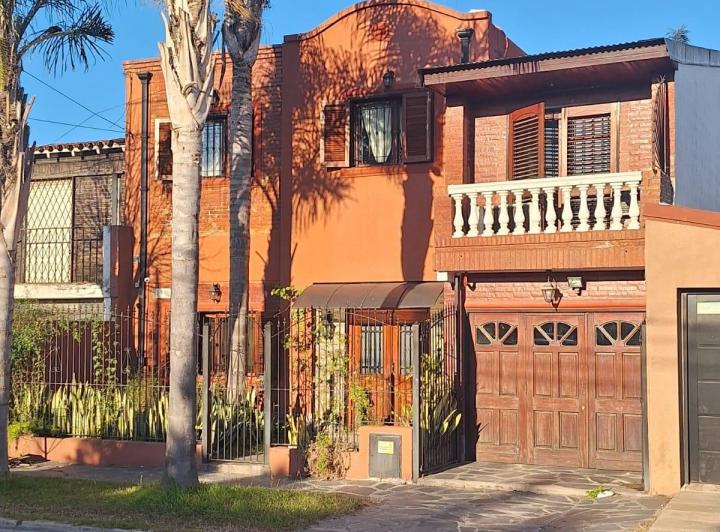 Casa · 200m² · 6 Ambientes · 1 Cochera