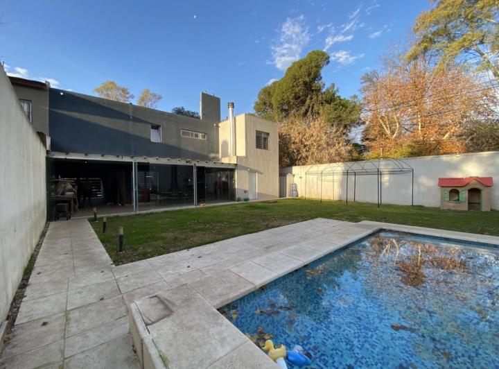 Casa · 300m² · 4 Ambientes · 1 Cochera