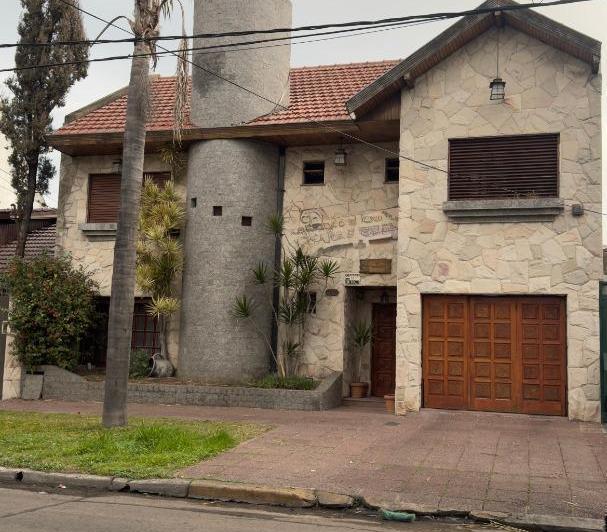 Casa · 150m² · 4 Ambientes · 2 Cocheras