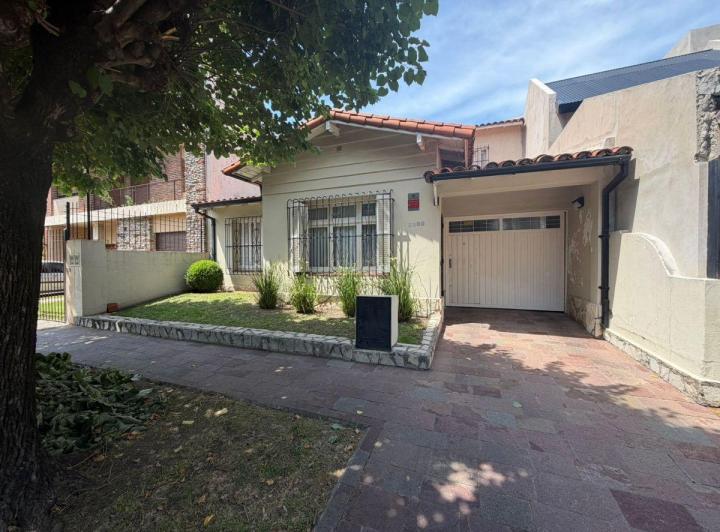 Casa · 200m² · 5 Ambientes · 1 Cochera