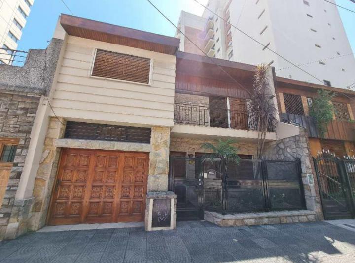 Casa · 244m² · 5 Ambientes · 1 Cochera