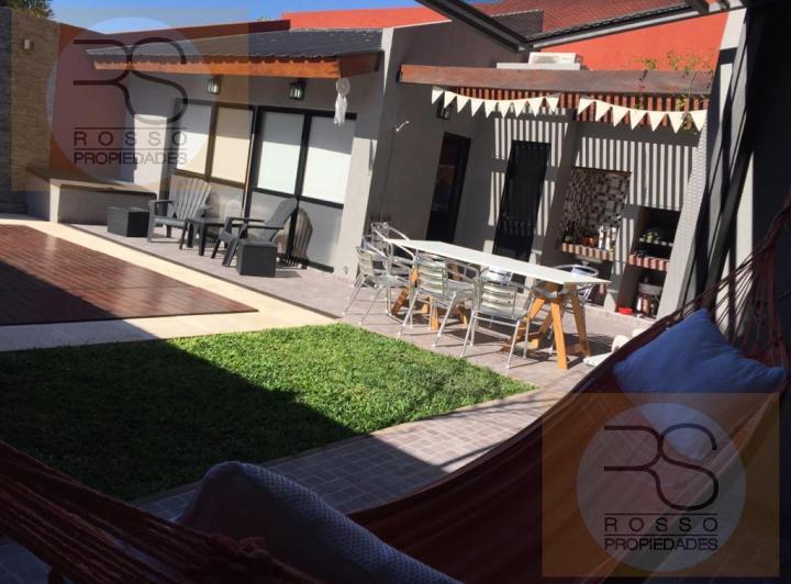 Casa · 270m² · 5 Ambientes · 2 Cocheras