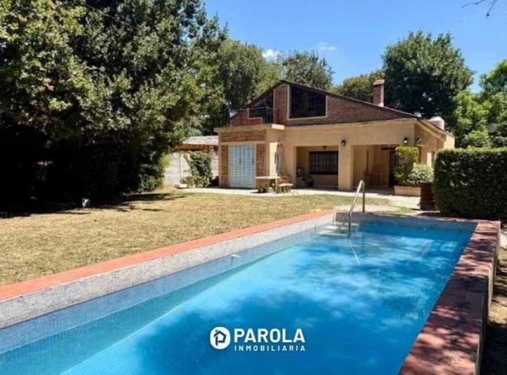 Casa · 200m² · 5 Ambientes