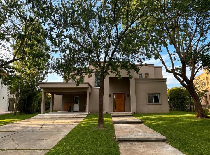 Casa · 380m² · 6 Ambientes · 2 Cocheras