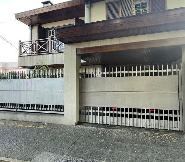 Casa · 220m² · 4 Ambientes · 1 Cochera