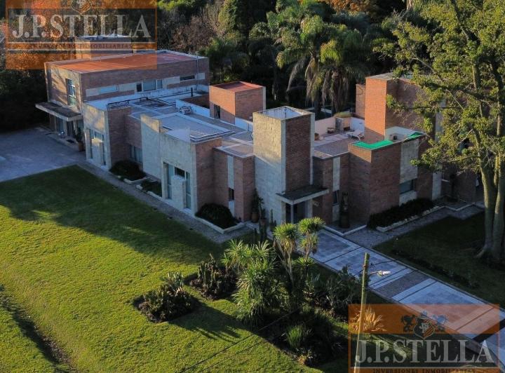 Casa · 825m² · 12 Ambientes · 3 Cocheras