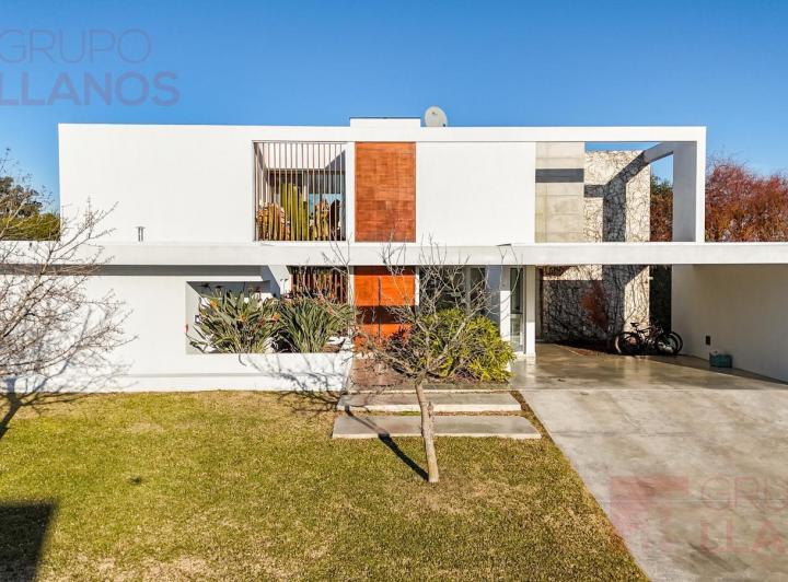 Casa · 285m² · 5 Ambientes · 4 Cocheras