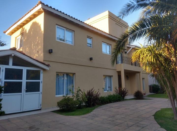 Casa · 270m² · 6 Ambientes · 2 Cocheras