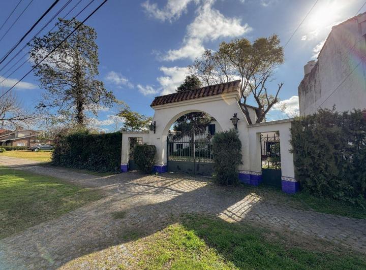 Casa · 800m² · 4 Ambientes · 4 Cocheras