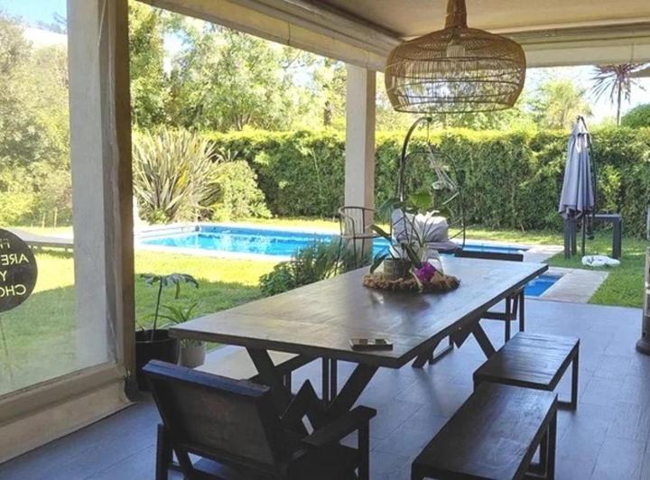 Casa · 235m² · 5 Ambientes · 6 Cocheras
