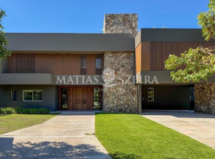 Casa · 600m² · 7 Ambientes · 4 Cocheras