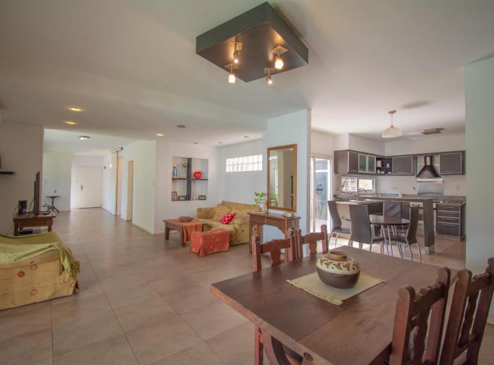 Casa · 223m² · 5 Ambientes · 2 Cocheras