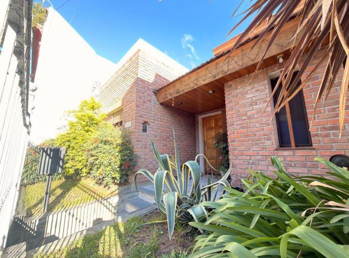Casa · 250m² · 5 Ambientes · 2 Cocheras