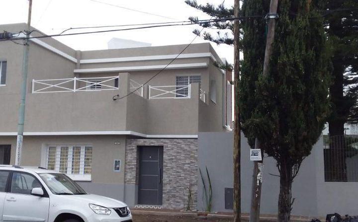 Casa · 220m² · 4 Ambientes · 3 Cocheras