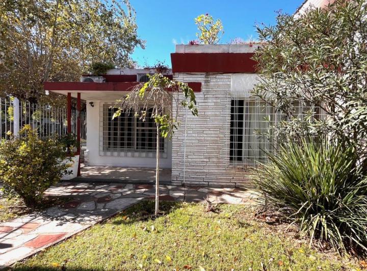 Casa · 210m² · 5 Ambientes · 1 Cochera