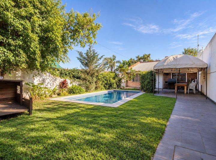 Casa · 360m² · 8 Ambientes · 3 Cocheras